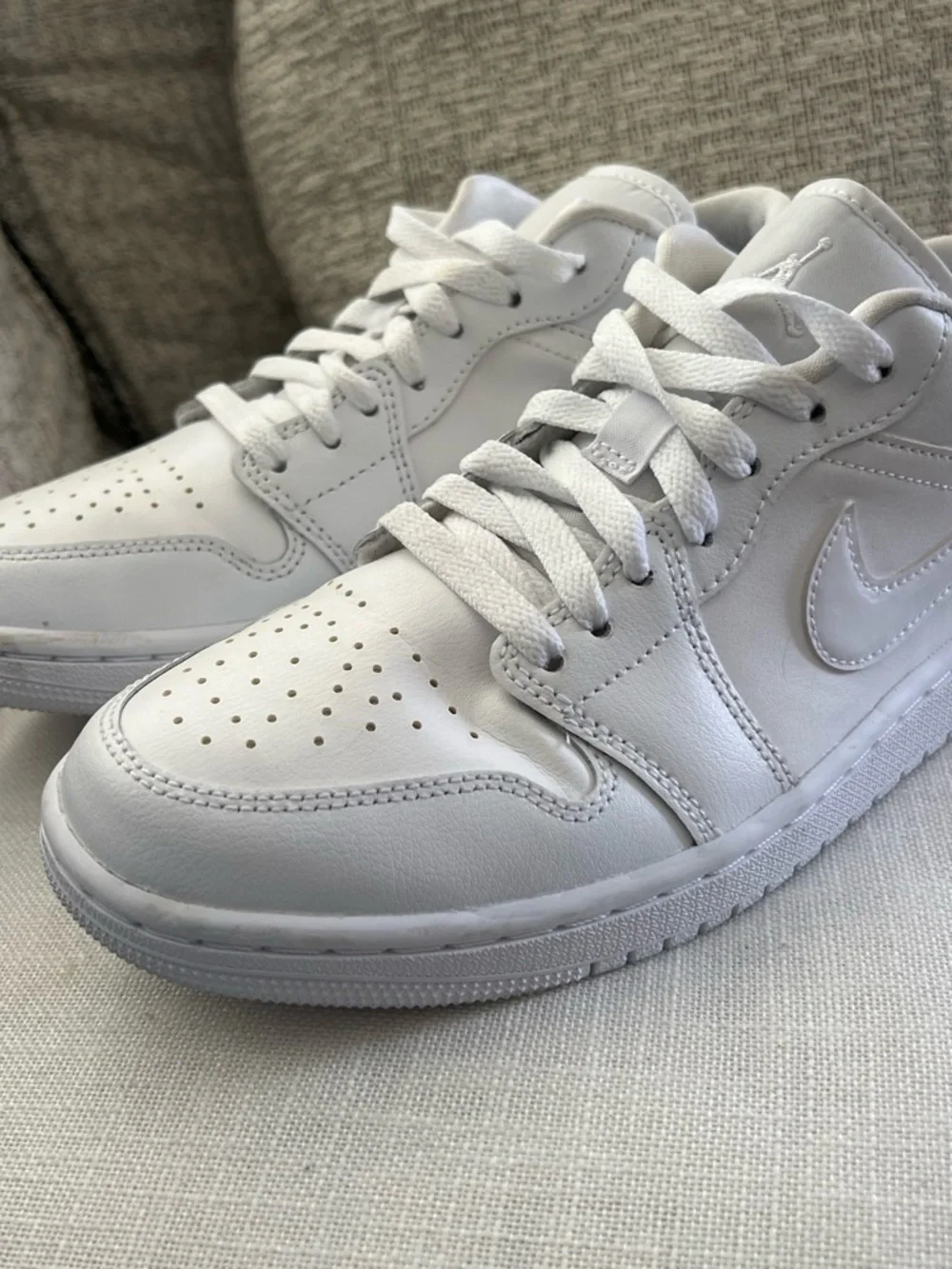 Jordan Men’s White Low-Top Sneakers zise 7.5